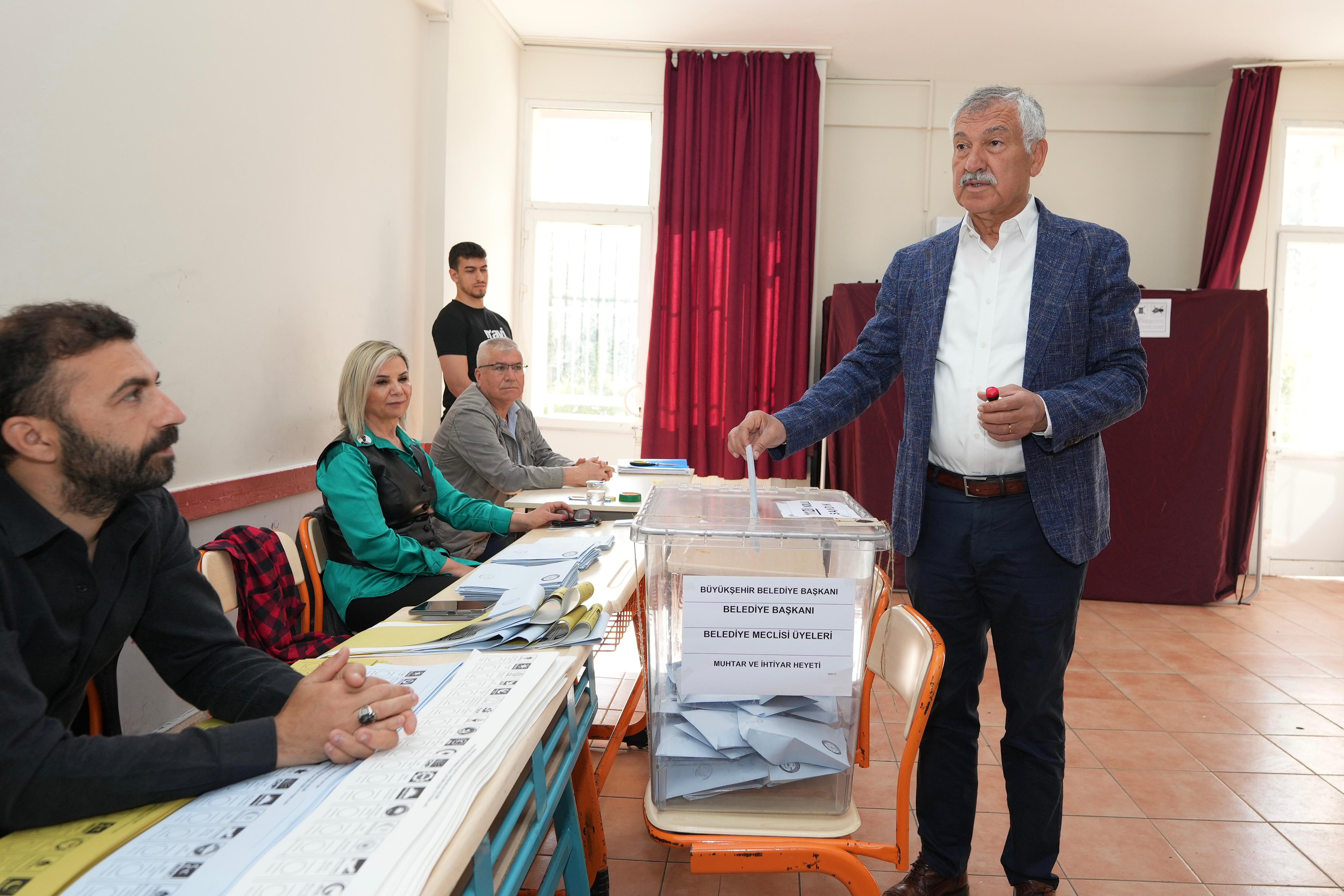 Başkan Zeydan Karalar oyunu ailesiyle birlikte kullandı