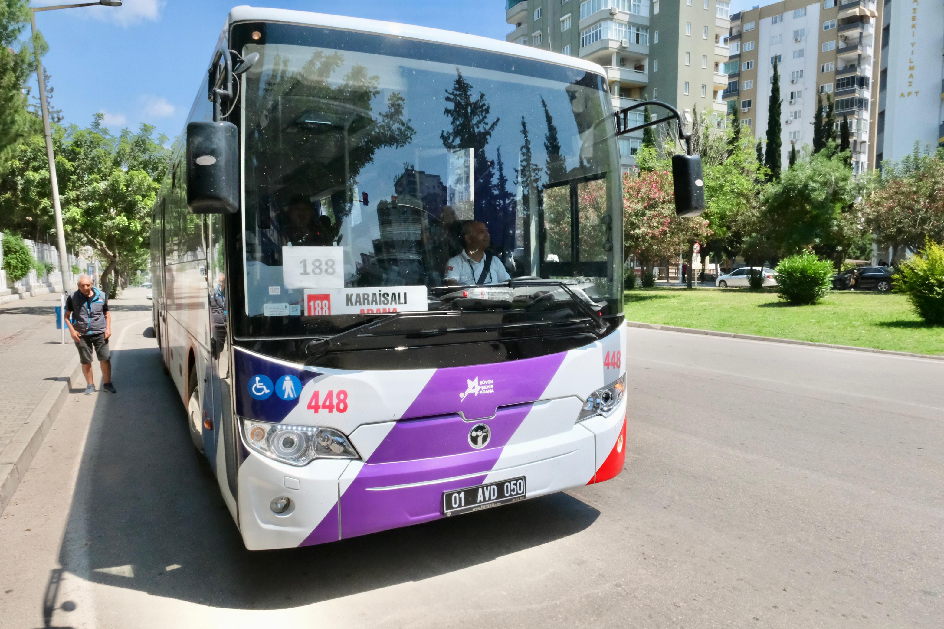 Karaisalı’da otobüs durağına yazı yazarak Zeydan Karalar’dan yeni otobüs isteyen ilçe halkının arzusu yerine getirildi.