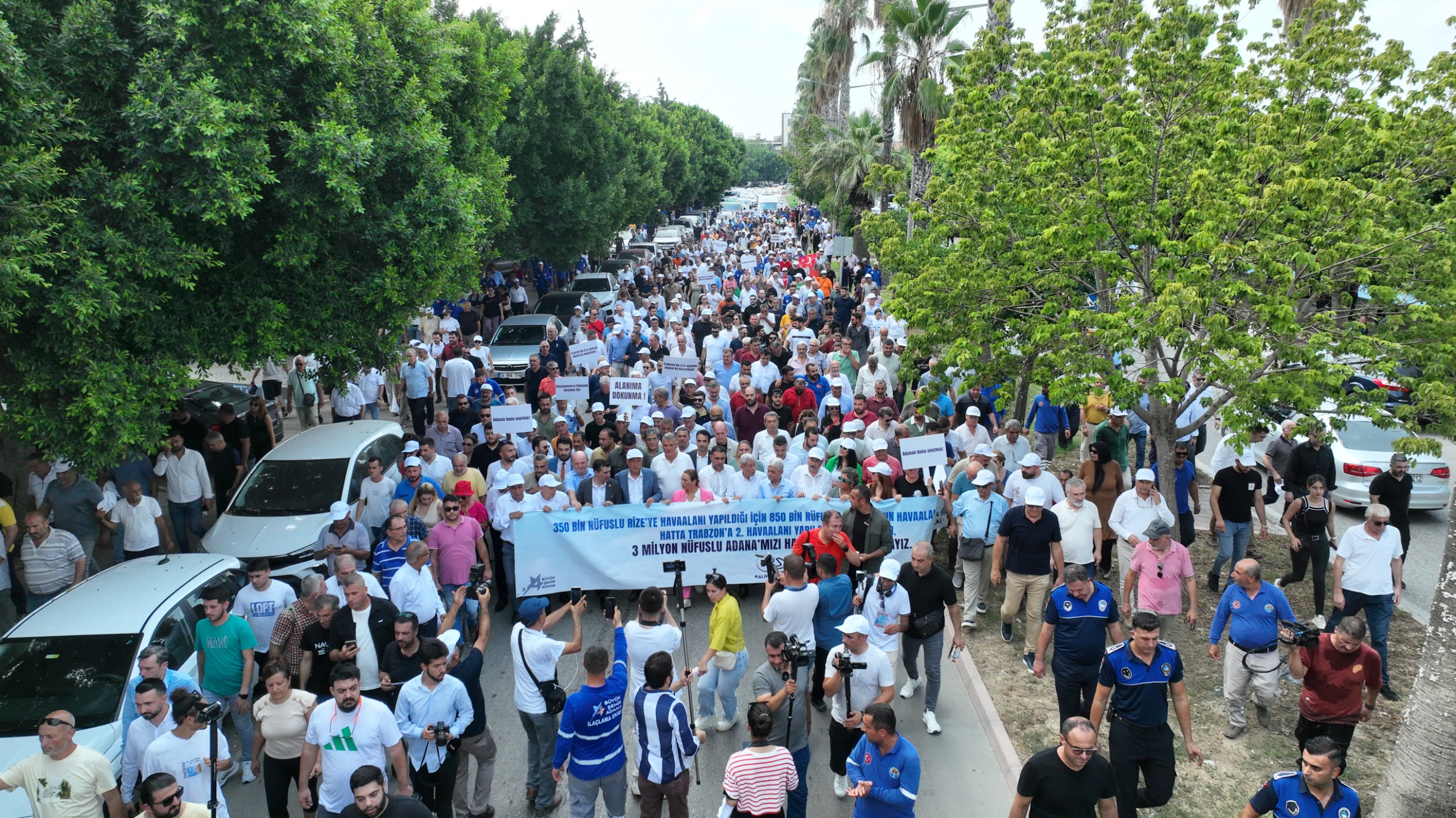 Havalimanının kapatılmaması için basın açıklaması ve yürüyüş yapıldı