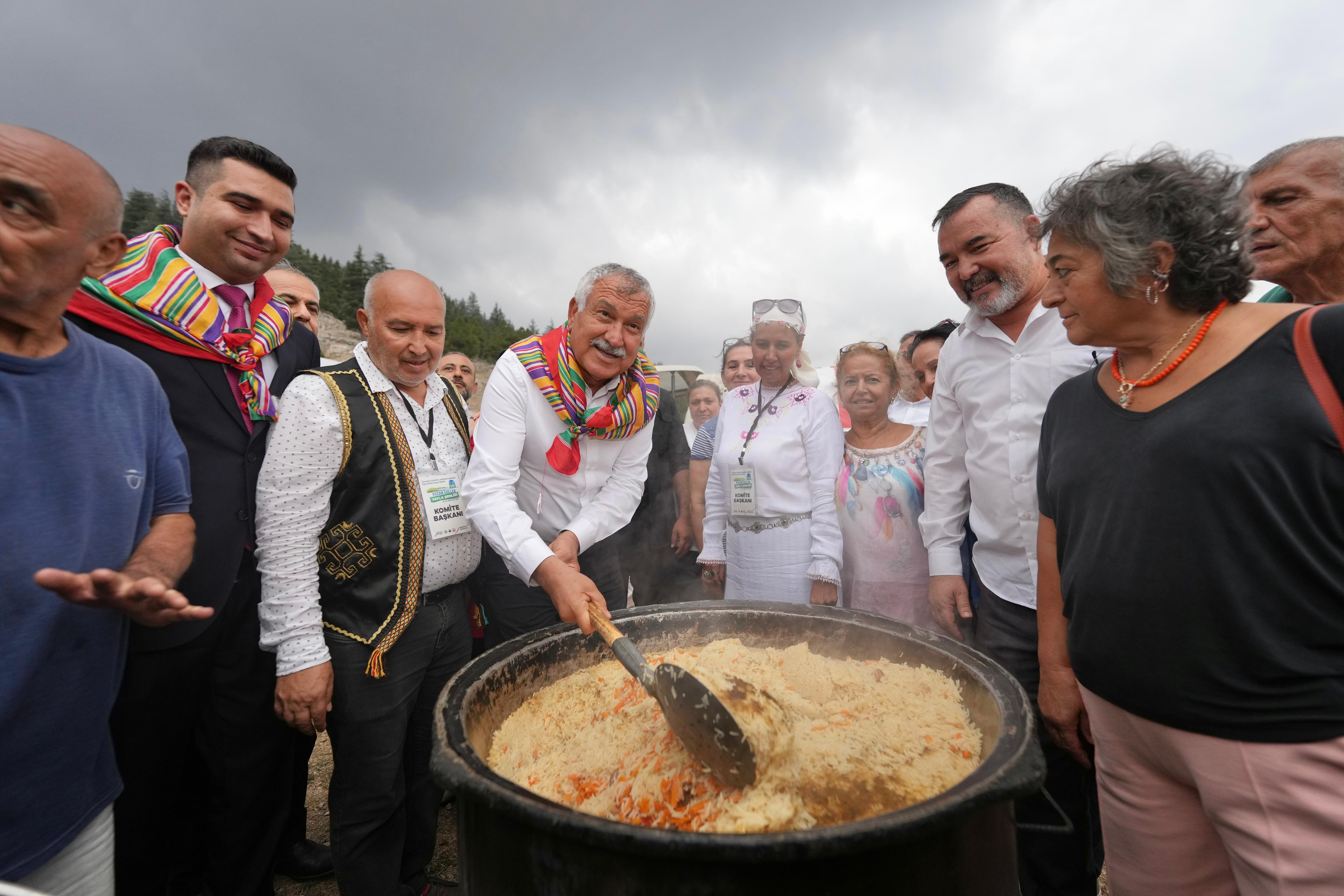 Zeydan Karalar, çiçeklerle, büyük coşku ve sevgiyle karşılandı