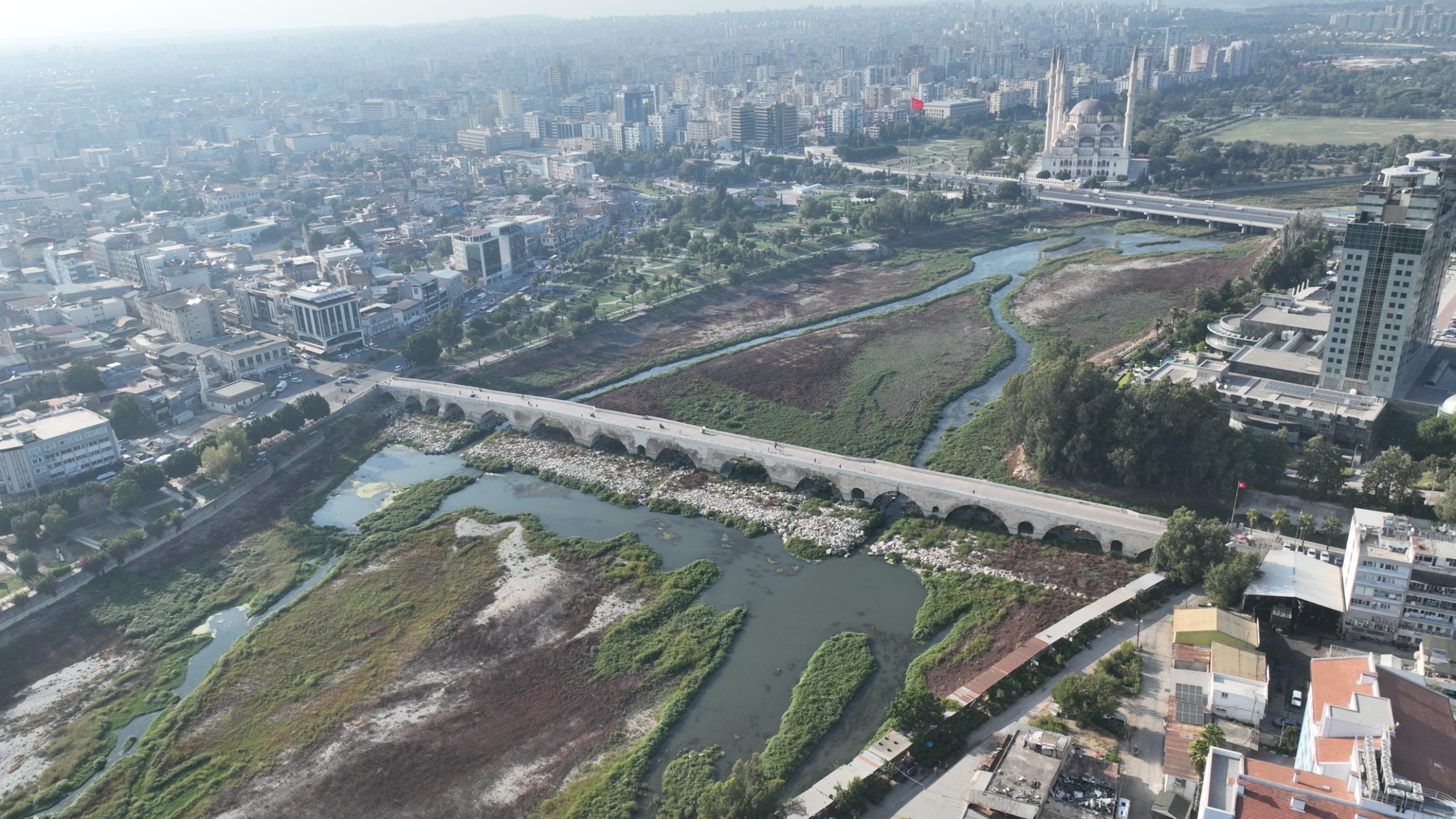 Hızlı tren köprüsü inşaatı nedeniyle DSİ, Seyhan Nehri yatağına su veremiyor