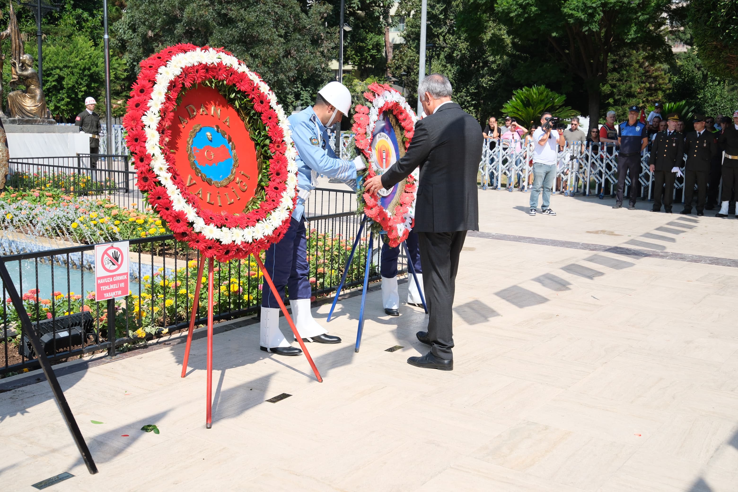 30 Ağustos Zafer Bayramı’nda Atatürk Anıtı’na çelenk konuldu