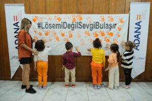 ﻿Turuncu Ellerle İz Bıraktılar: Lösemi Değil Sevgi Bulaşır