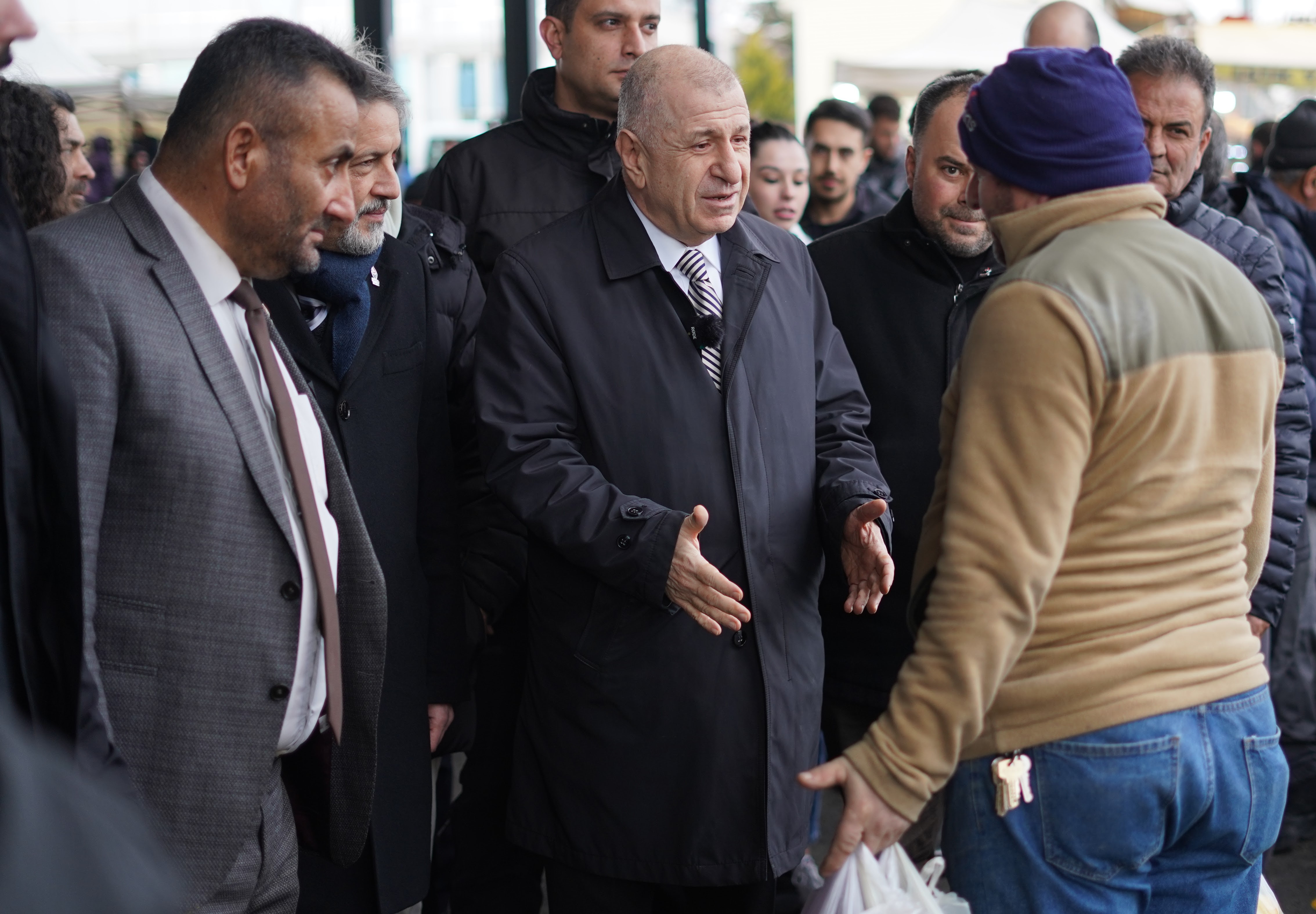 ﻿“ZAM DEĞİL SADAKA VERDİLER. İNSANLARIN AÇLIKLA UĞRAŞMAK ZORUNDA KALDIĞI BİR ÜLKEDE YAŞIYORUZ.”